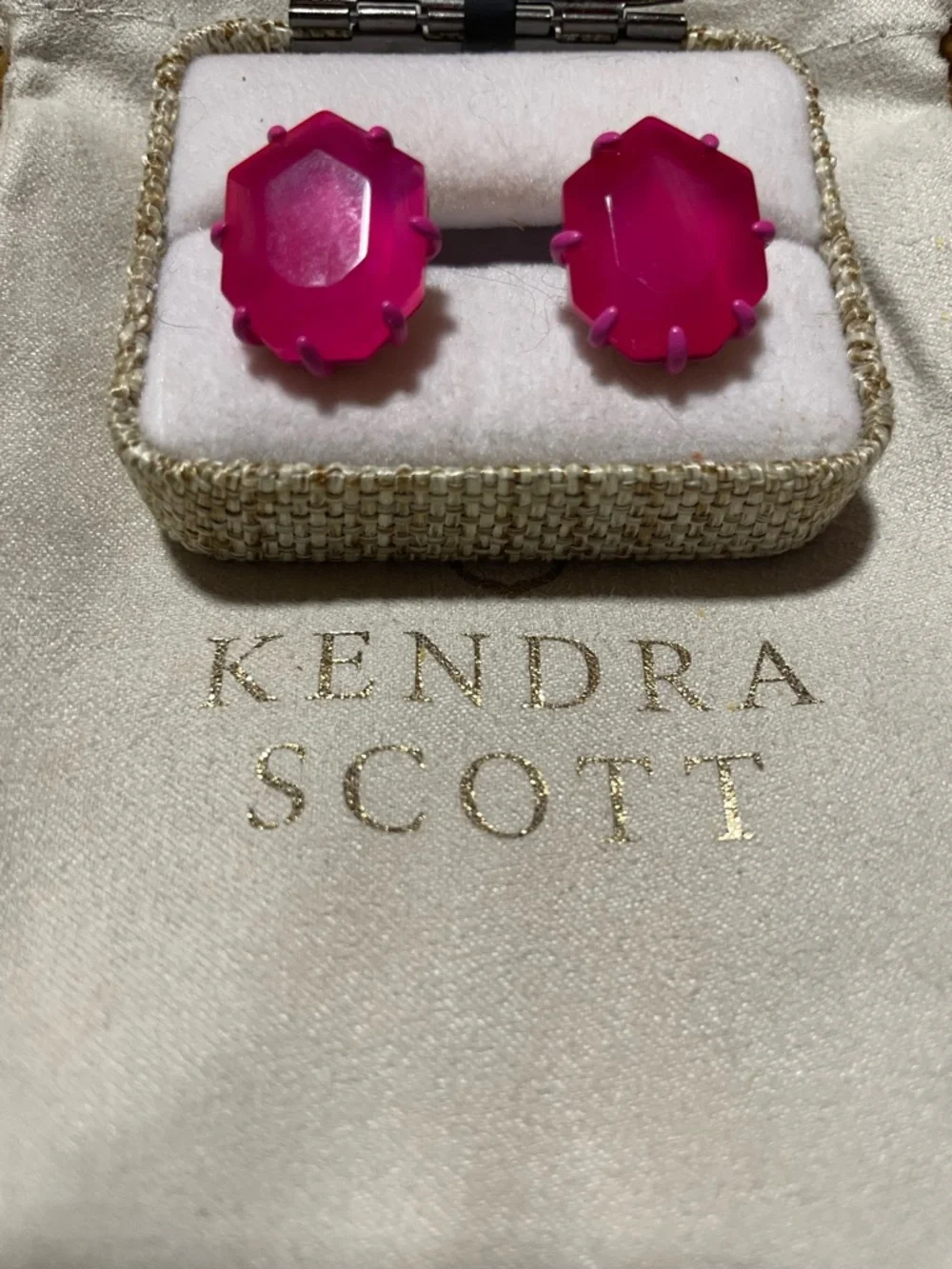 RARE Kendra Scott Morgan Studs Pink Agate Vintage Neon Matte Magenta Finish - Picture 1 of 2